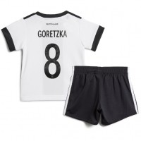 Deutschland Leon Goretzka #8 Heimtrikotsatz Kinder WM 2022 Kurzarm (+ Kurze Hosen)